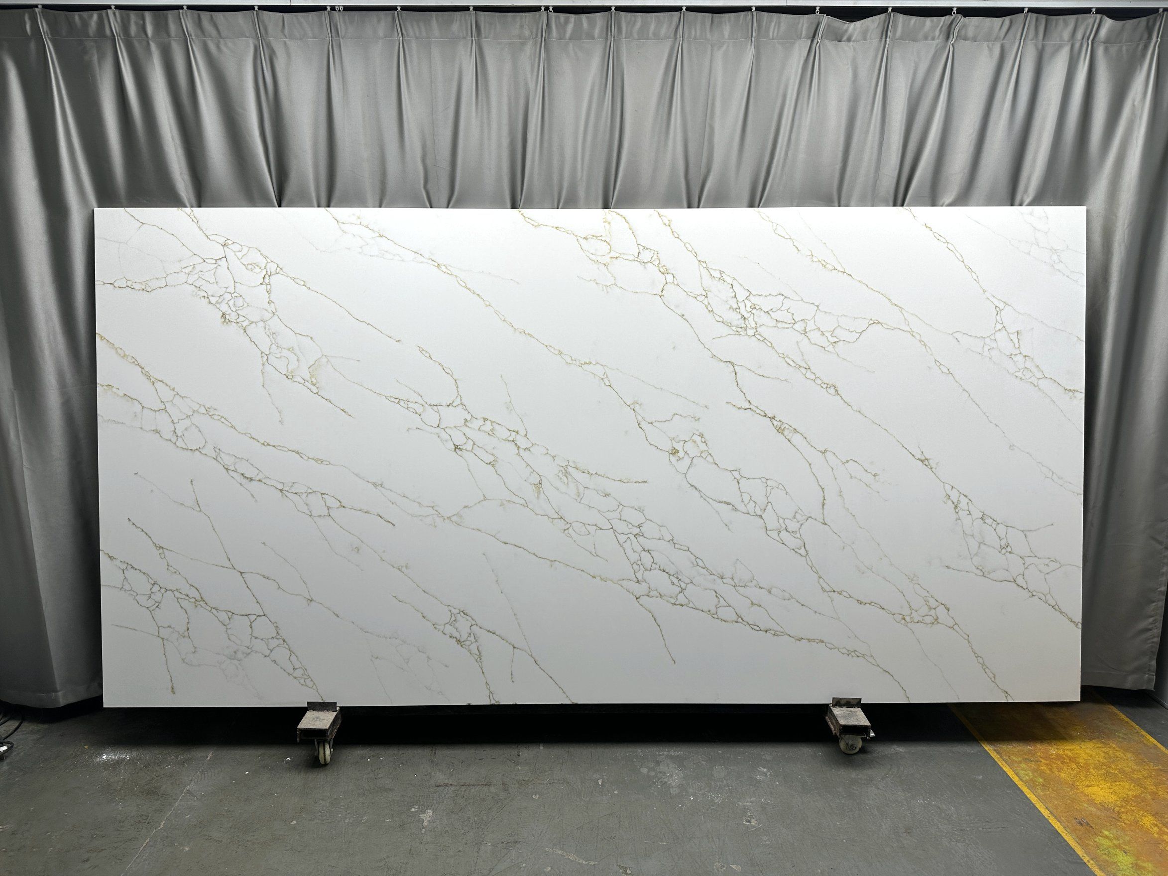 Artificial-Engineered-calacatta-white-gold-vein-marble-looks-Quartz-Slabs-for-kitchen-bathroom-vanity-Countertops-splash