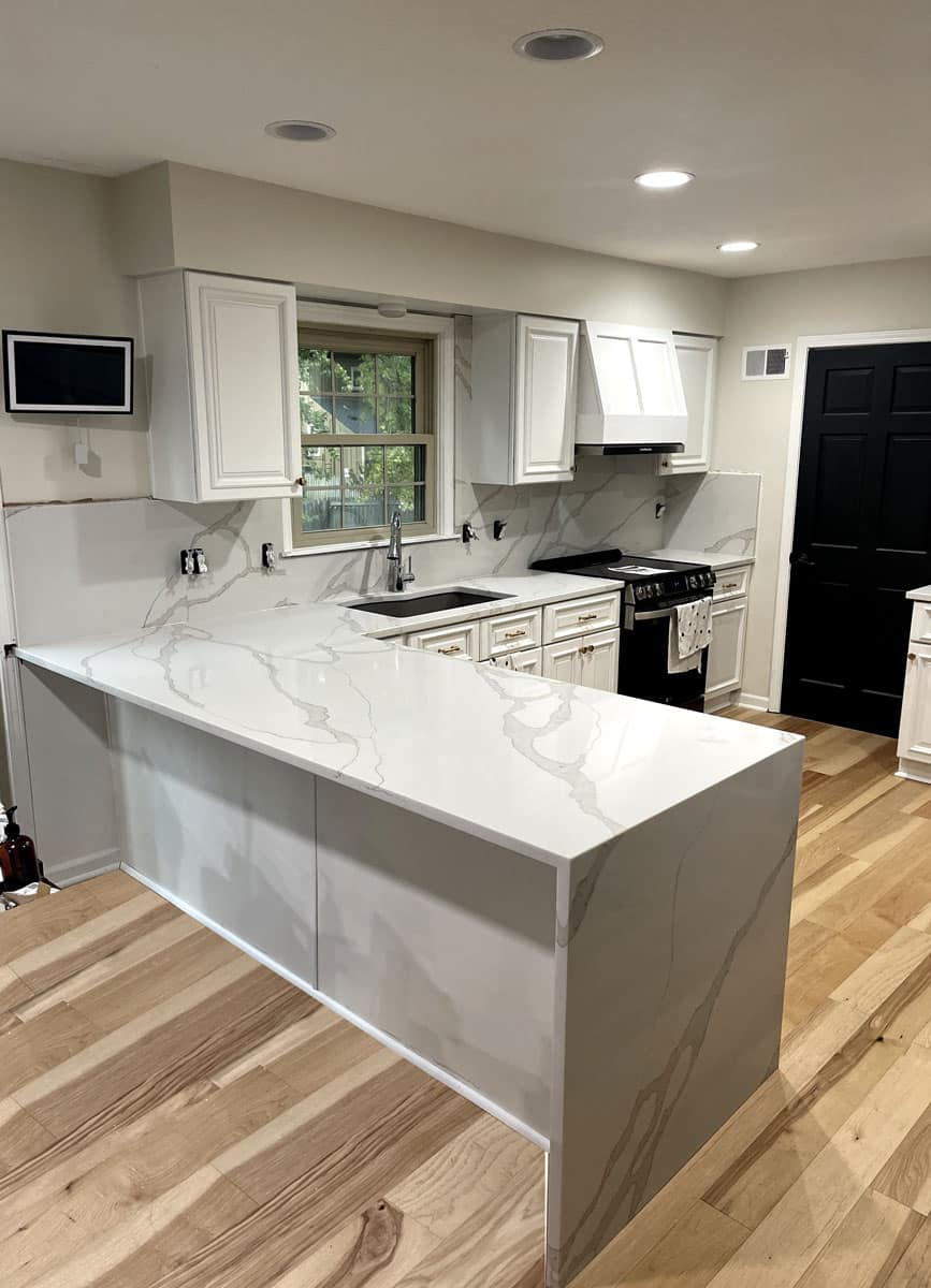 crescent-calacatta-sole-quartz-backsplash-white-3