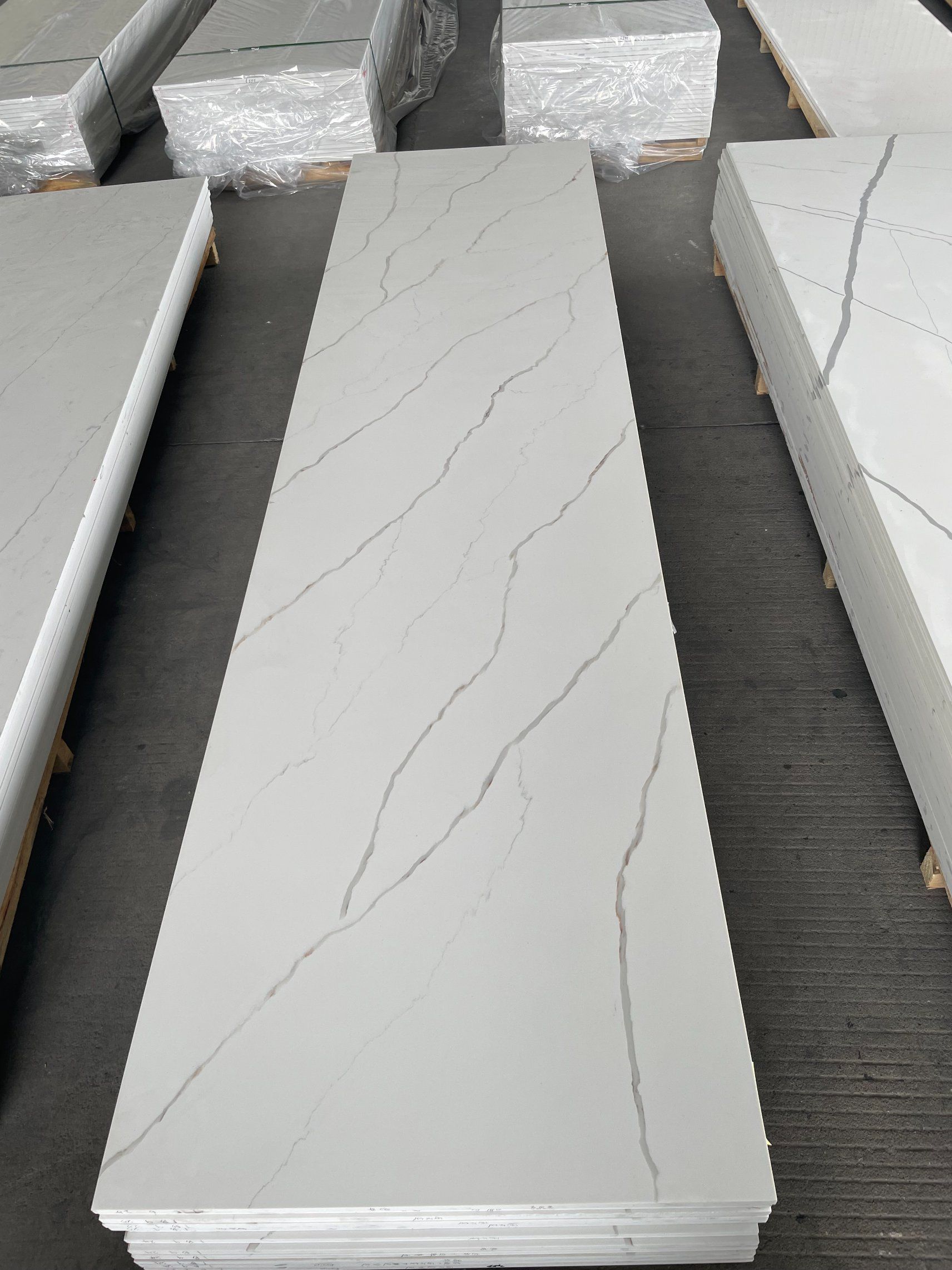 Engineered-marble-looks-calacatta-white-grey-black-vein-Quartz-half-slabs-for-kitchen-vanity-bathroom-countertops-splash